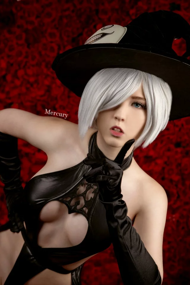 Косплей 2В в костюме ведьмочки из nier automata от mercury 1