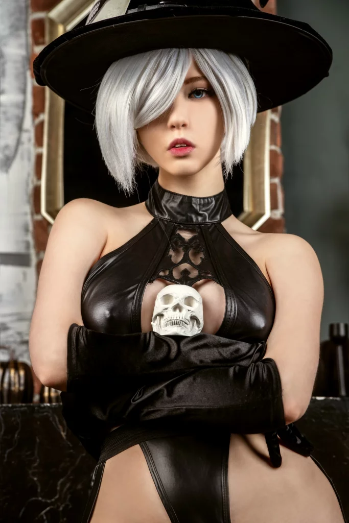 Косплей 2В в костюме ведьмочки из nier automata от mercury 4