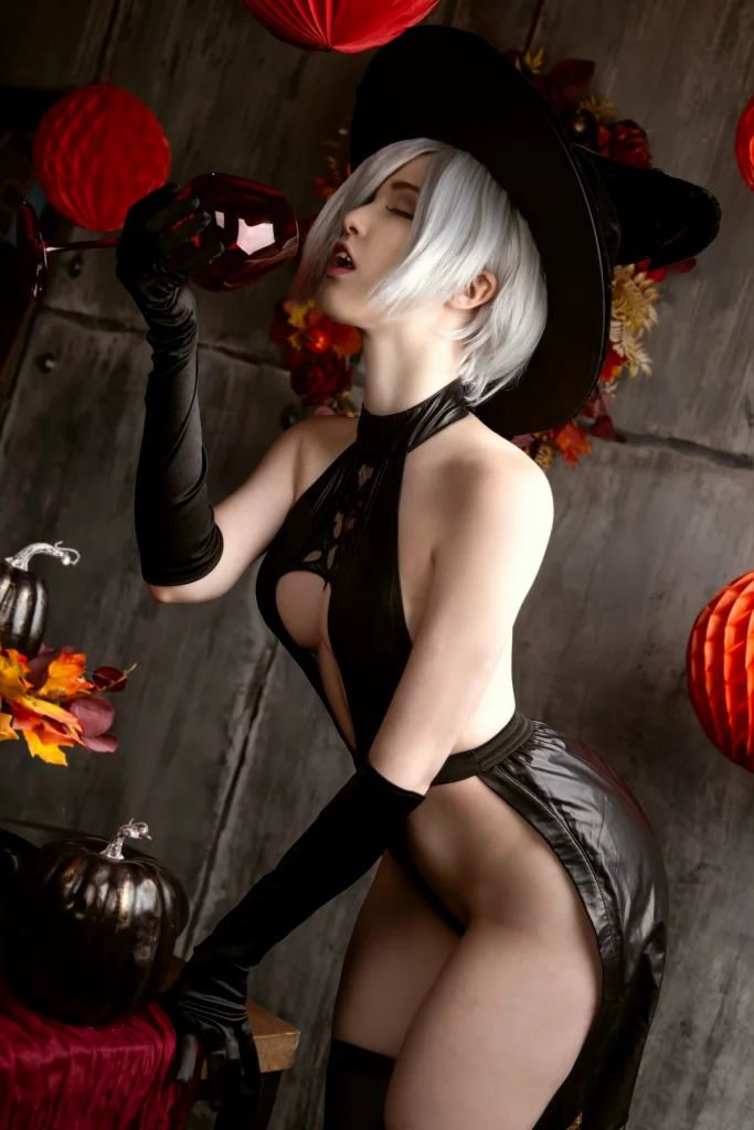 Косплей 2В в костюме ведьмочки из nier automata от mercury 8