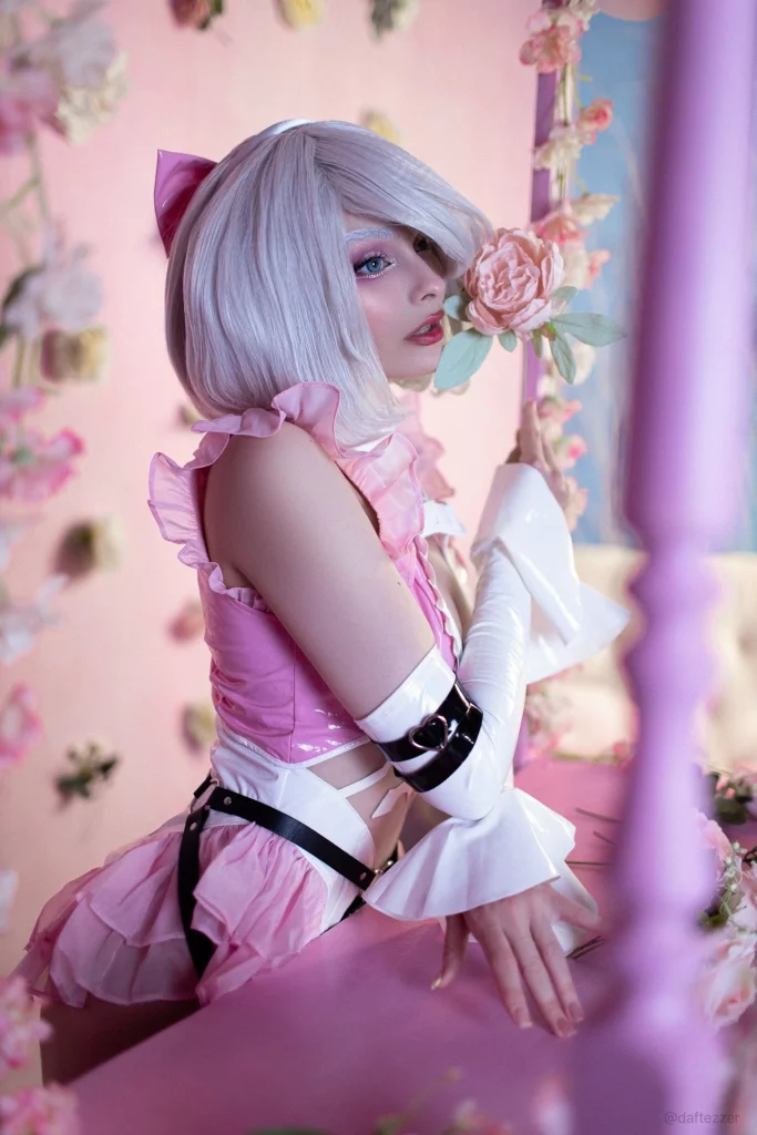 Косплей 2B в розовом наряде из NieR Automata от Cosniks