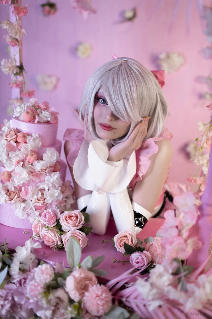 Косплей 2B в розовом наряде из NieR Automata от Cosniks