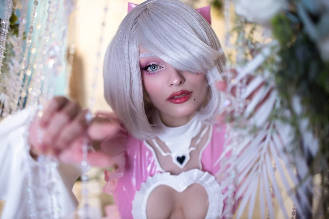 Косплей 2B в розовом наряде из NieR Automata от Cosniks