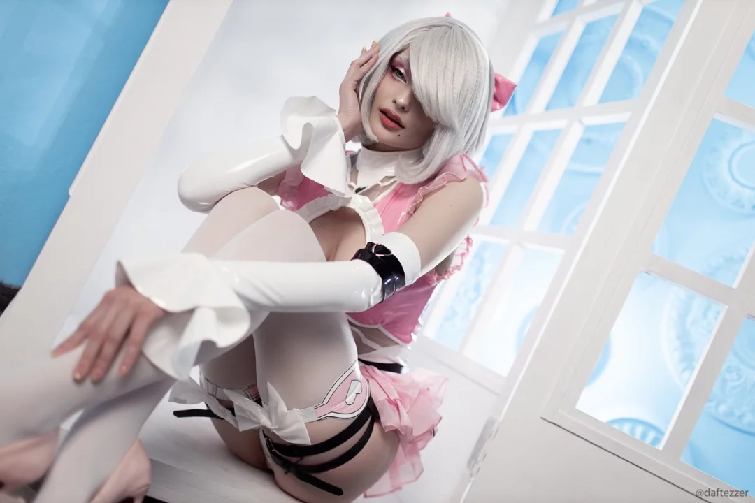 Косплей 2B в розовом наряде из NieR Automata от Cosniks