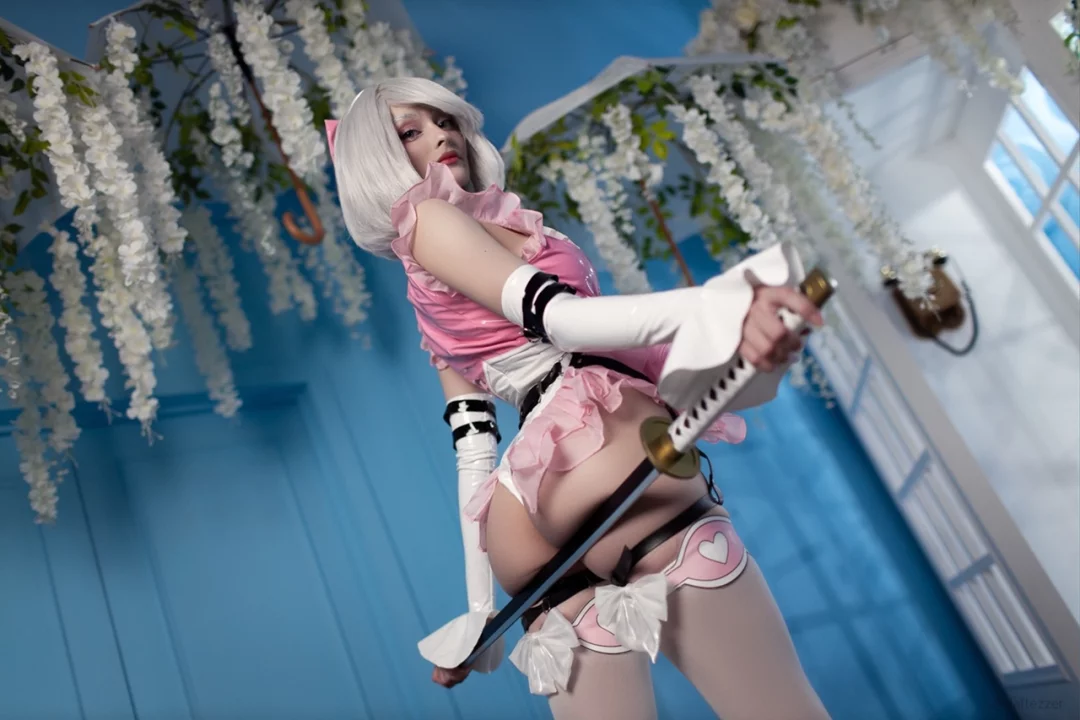 Косплей 2B в розовом наряде из NieR Automata от Cosniks