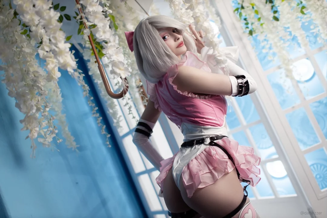 Косплей 2B в розовом наряде из NieR Automata от Cosniks