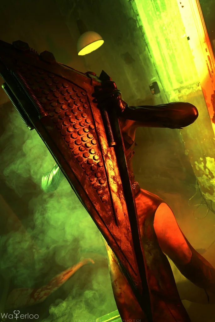 Косплей фем версии Pyramid Head из Silent Hill от Waterloo