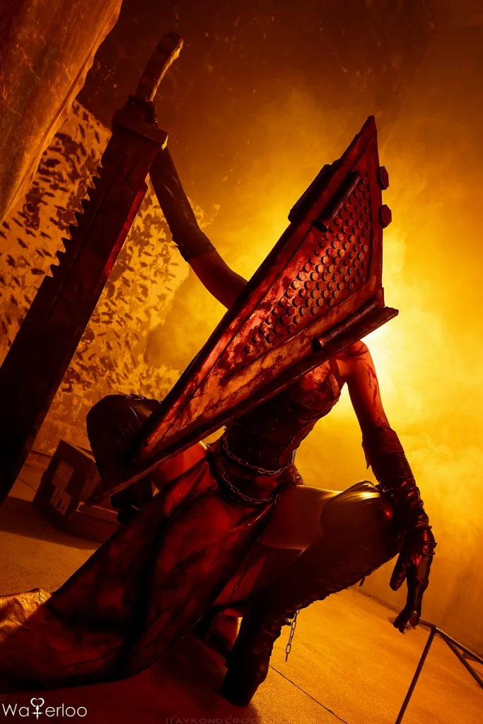 Косплей фем версии Pyramid Head из Silent Hill от Waterloo