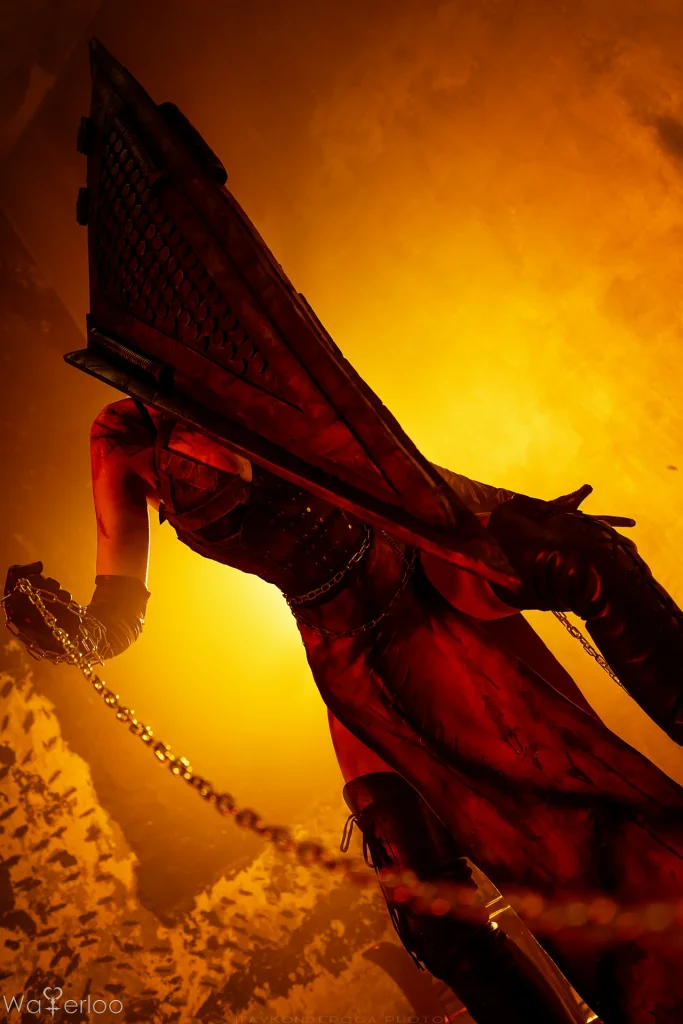 Косплей фем версии Pyramid Head из Silent Hill от Waterloo