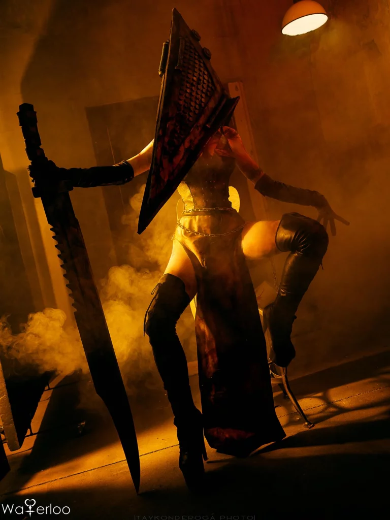 Косплей фем версии Pyramid Head из Silent Hill от Waterloo