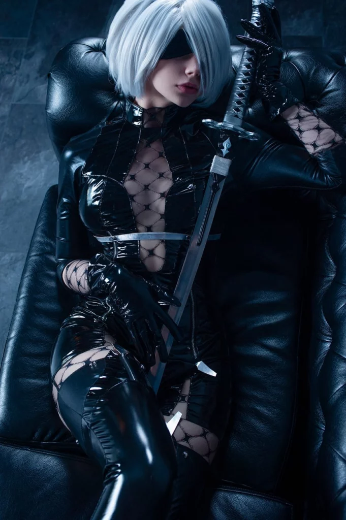 Косплей 2B из NieR: Automata в латексном наряде