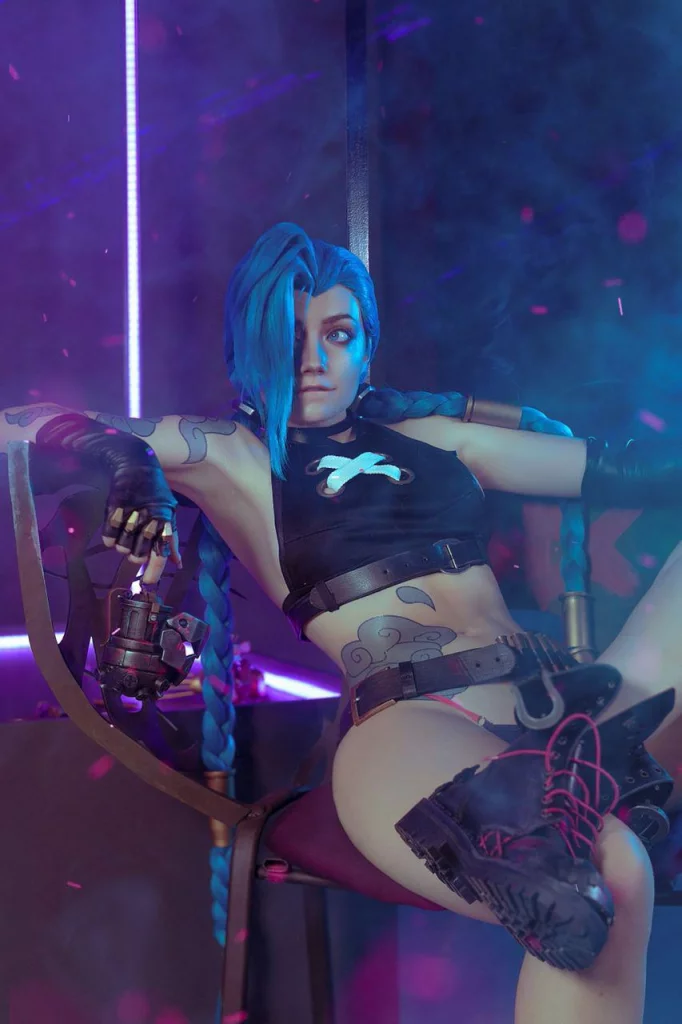 Erotichnyj kosplej jinx iz moby lol