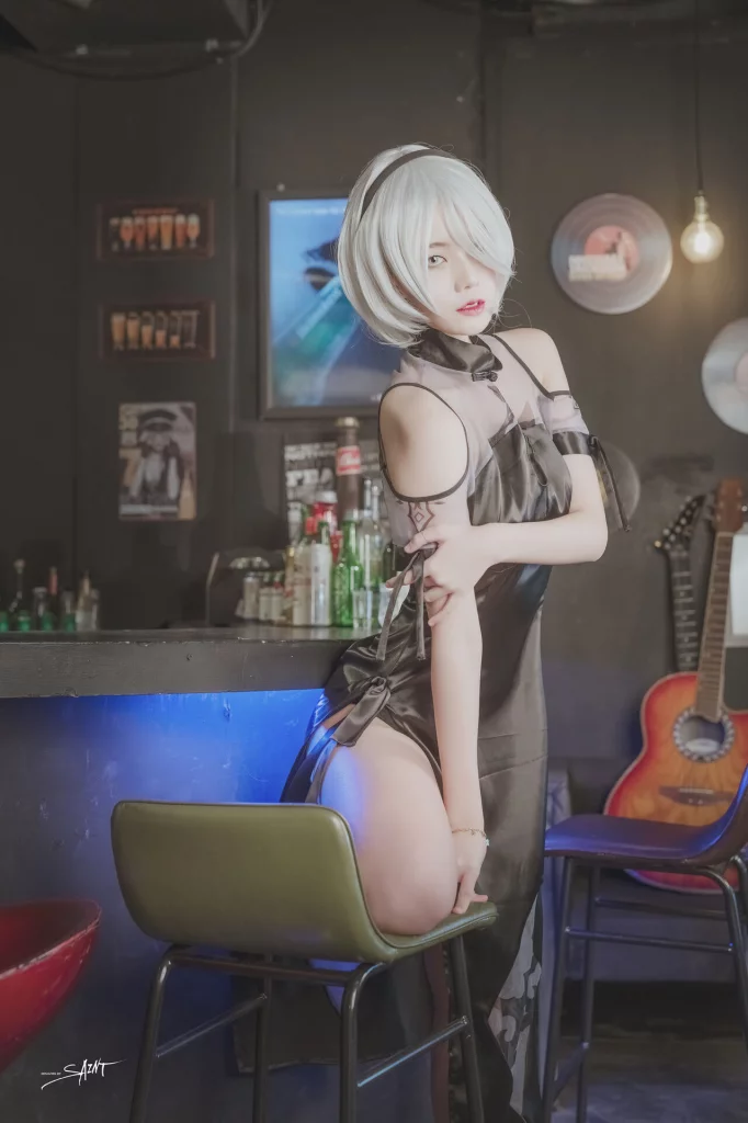 Косплей 2b в платье и халате из NieR Automata 