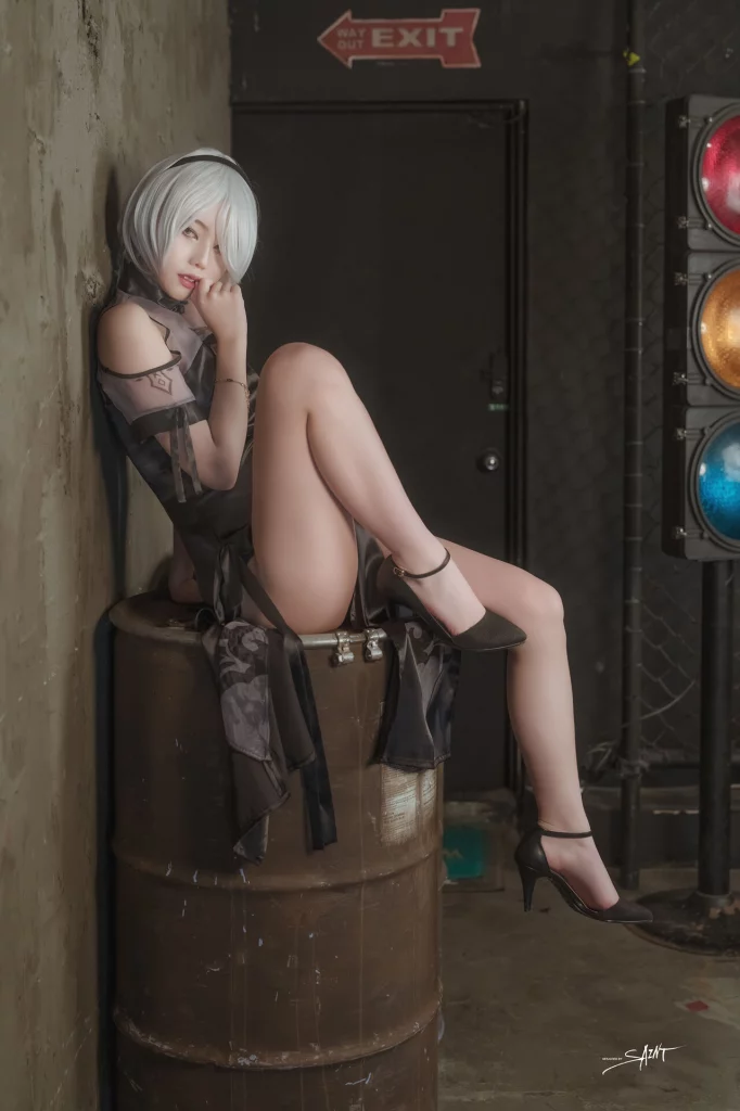 Косплей 2b в платье и халате из NieR Automata 