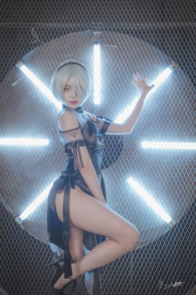 Косплей 2b в платье и халате из NieR Automata 