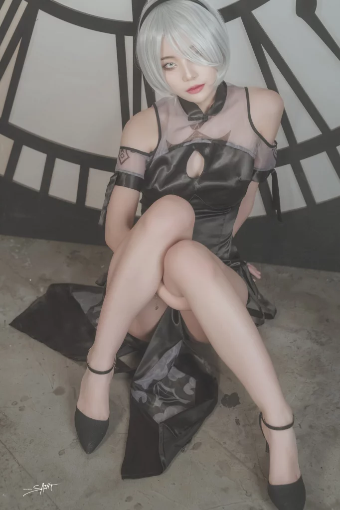 Косплей 2b в платье и халате из NieR Automata 