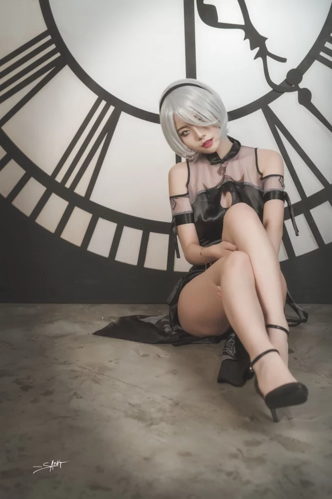 Косплей 2b в платье и халате из NieR Automata 