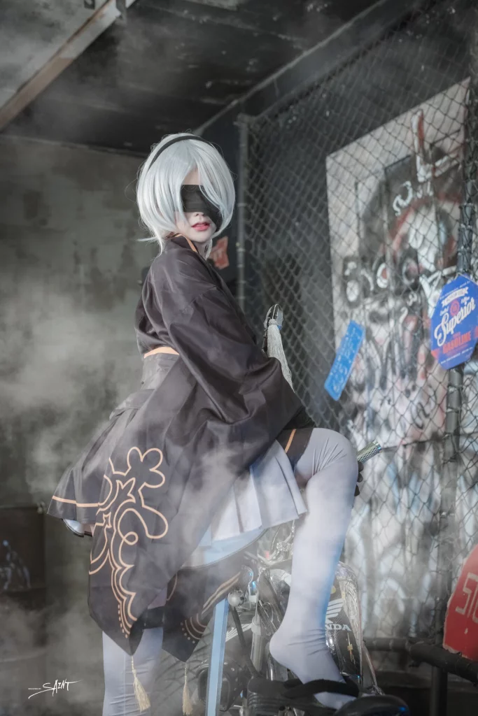 Косплей 2b в платье и халате из NieR Automata 