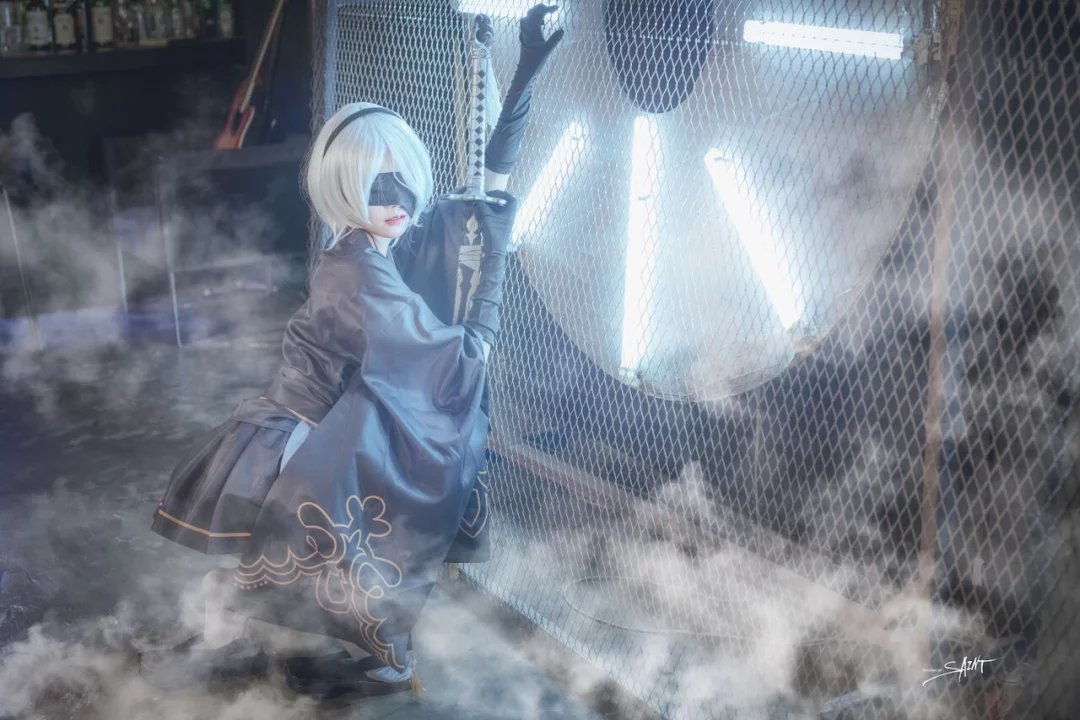 Косплей 2b в платье и халате из NieR Automata 