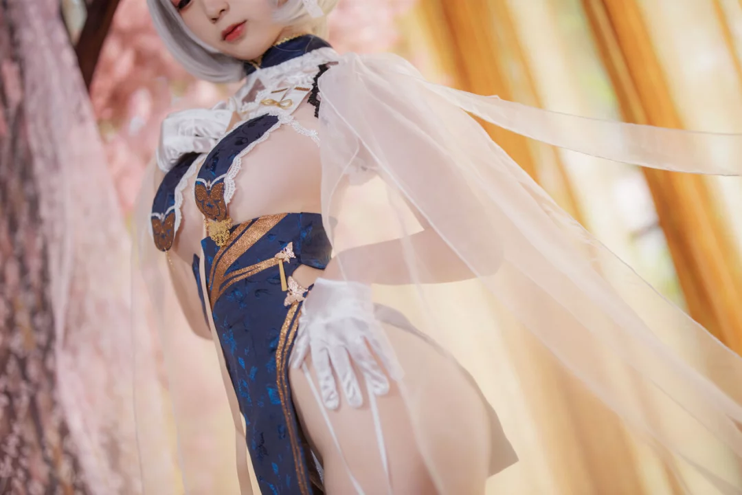 Otkrovennyj kosplej legkogo krejsera sirius iz azur lane