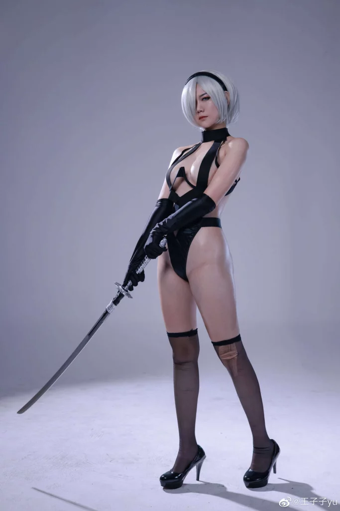 Косплей 2B в откровенном наряде из NieR: Automata от yu20150817