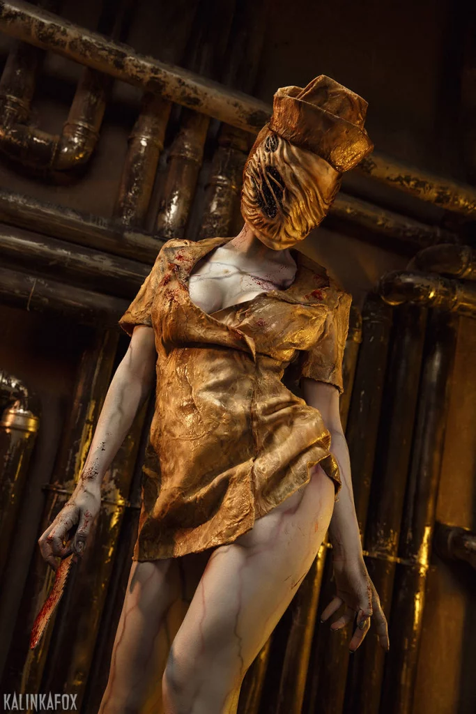 Эротический косплей злобной Nurse из серии игр Silent Hill от Kalinka Fox