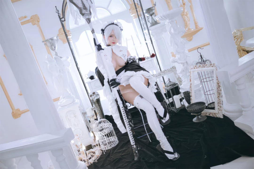 Косплей 2B в костюме откровенной горничной с прикрытой грудью из NieR: Automata, за реализацию которого ответственна китайская косплеерша zhuimingyou (樱井小莜).