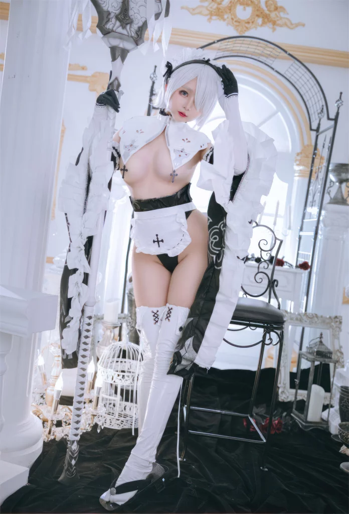 Косплей 2B в костюме откровенной горничной с прикрытой грудью из NieR: Automata, за реализацию которого ответственна китайская косплеерша zhuimingyou (樱井小莜).