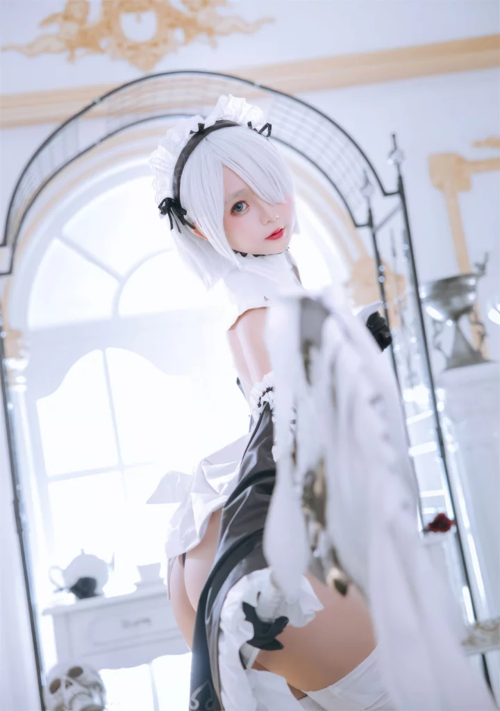 Косплей 2B в костюме откровенной горничной с прикрытой грудью из NieR: Automata, за реализацию которого ответственна китайская косплеерша zhuimingyou (樱井小莜).