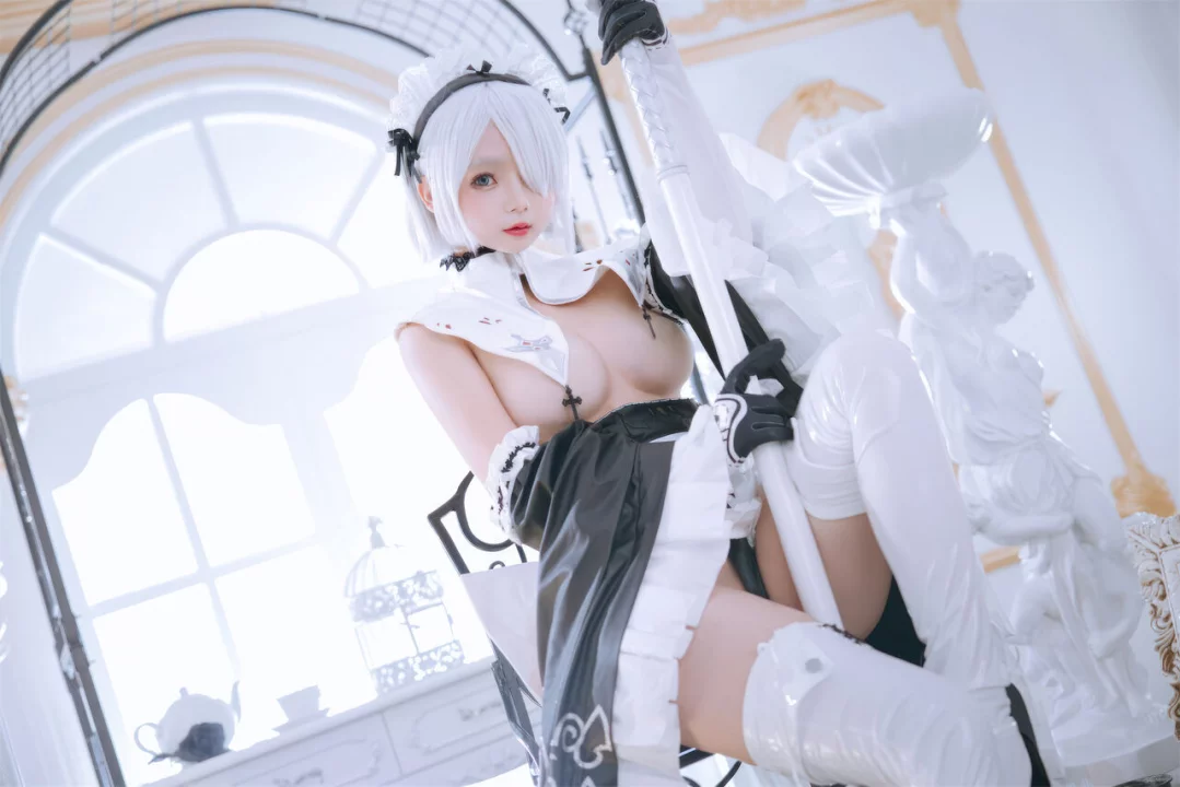 Косплей 2B в костюме откровенной горничной с прикрытой грудью из NieR: Automata, за реализацию которого ответственна китайская косплеерша zhuimingyou (樱井小莜).