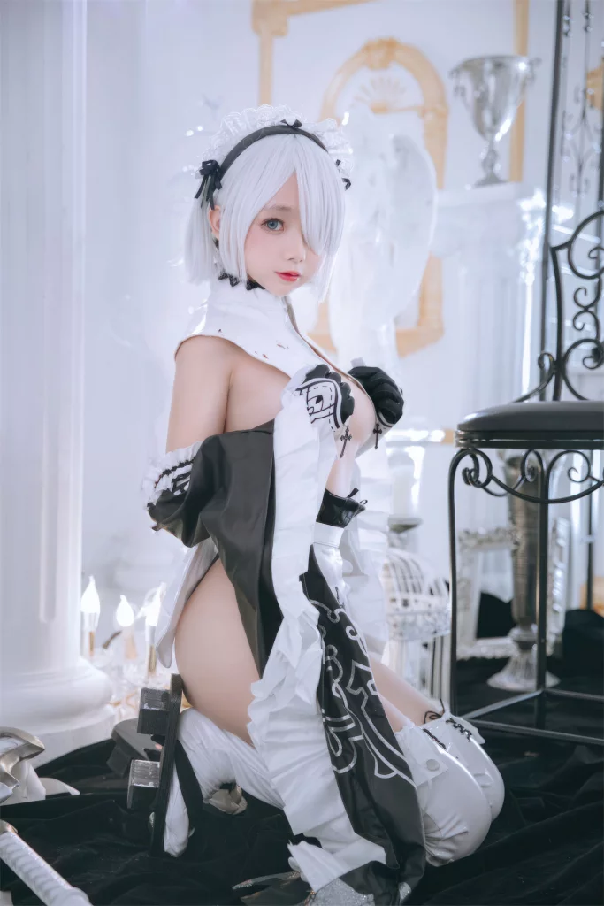 Косплей 2B в костюме откровенной горничной с прикрытой грудью из NieR: Automata, за реализацию которого ответственна китайская косплеерша zhuimingyou (樱井小莜).