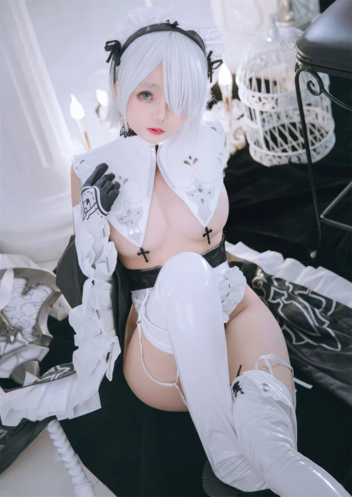 Косплей 2B в костюме откровенной горничной с прикрытой грудью из NieR: Automata, за реализацию которого ответственна китайская косплеерша zhuimingyou (樱井小莜).
