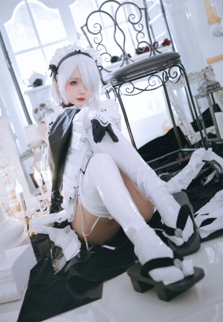 Косплей 2B в костюме откровенной горничной с прикрытой грудью из NieR: Automata, за реализацию которого ответственна китайская косплеерша zhuimingyou (樱井小莜).