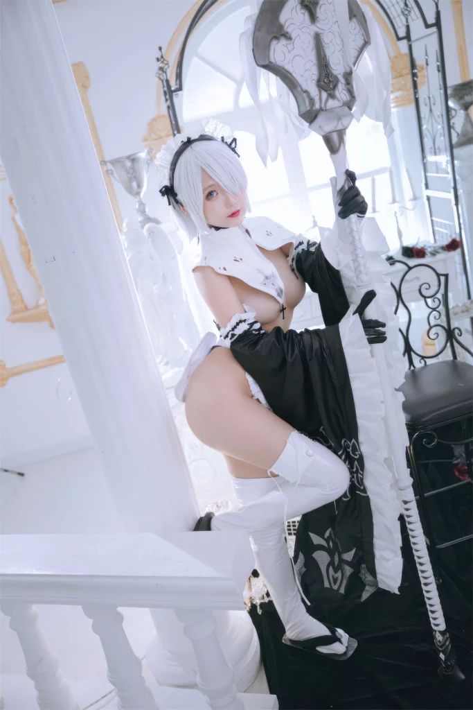 Косплей 2B в костюме откровенной горничной с прикрытой грудью из NieR: Automata, за реализацию которого ответственна китайская косплеерша zhuimingyou (樱井小莜).