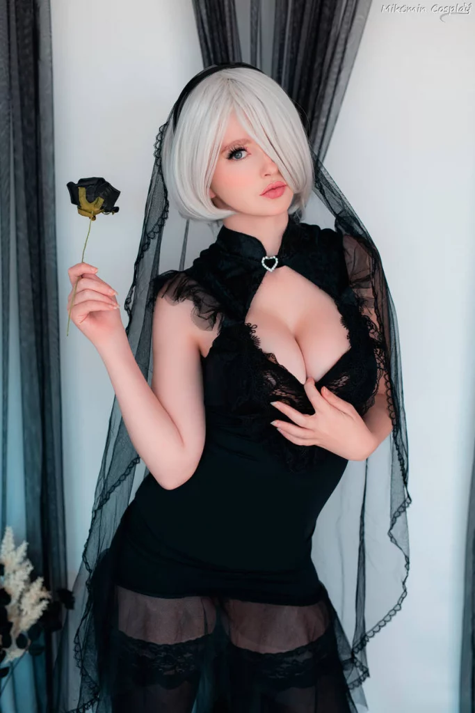 Косплей 2B в наряде вдовы из NieR: Automata от Mikomin