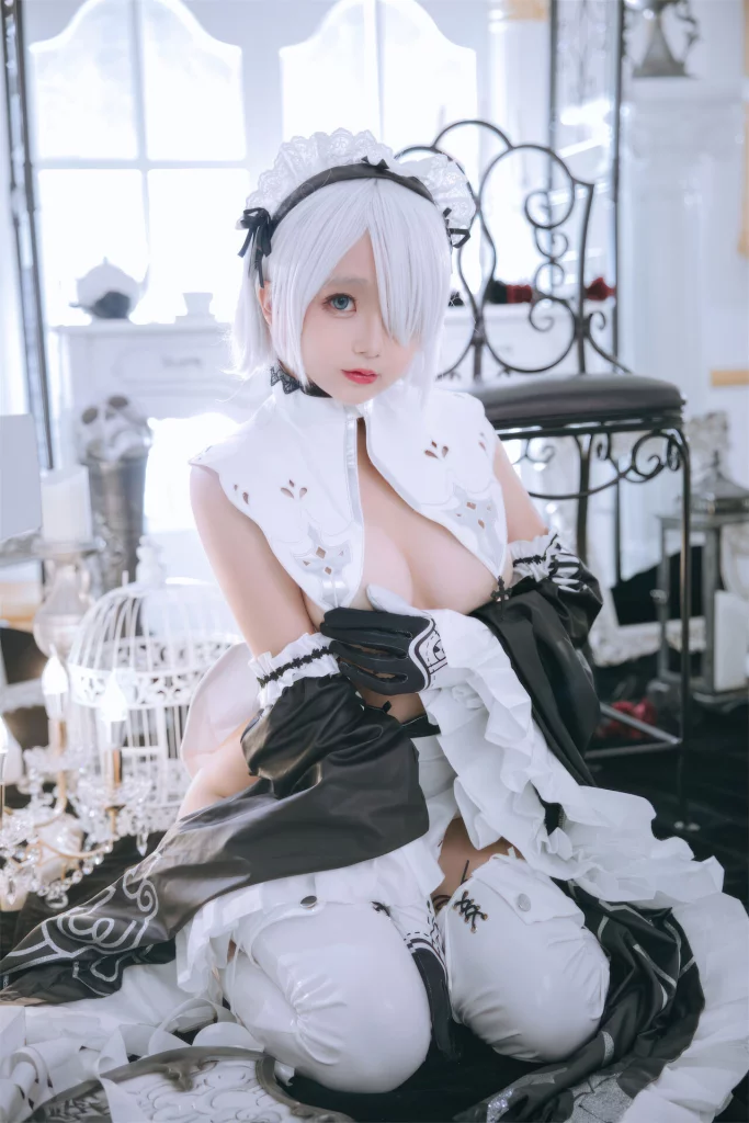 Косплей 2B в костюме откровенной горничной с прикрытой грудью из NieR: Automata, за реализацию которого ответственна китайская косплеерша zhuimingyou (樱井小莜).