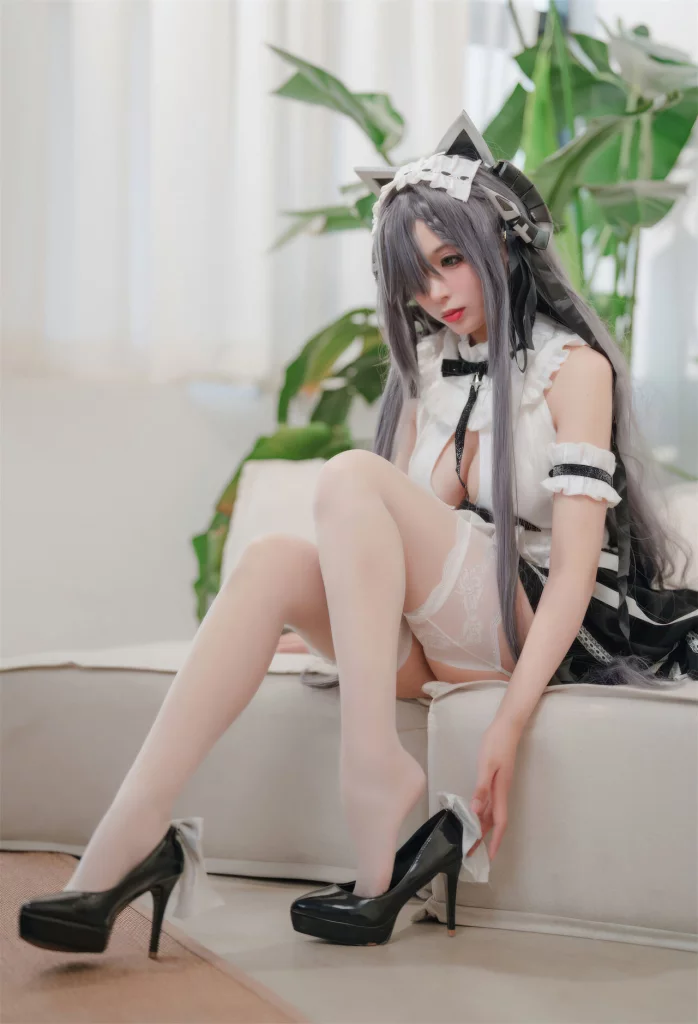 Горячий косплей August von Parseval в образе горничной из Azur Lane от Xansoon