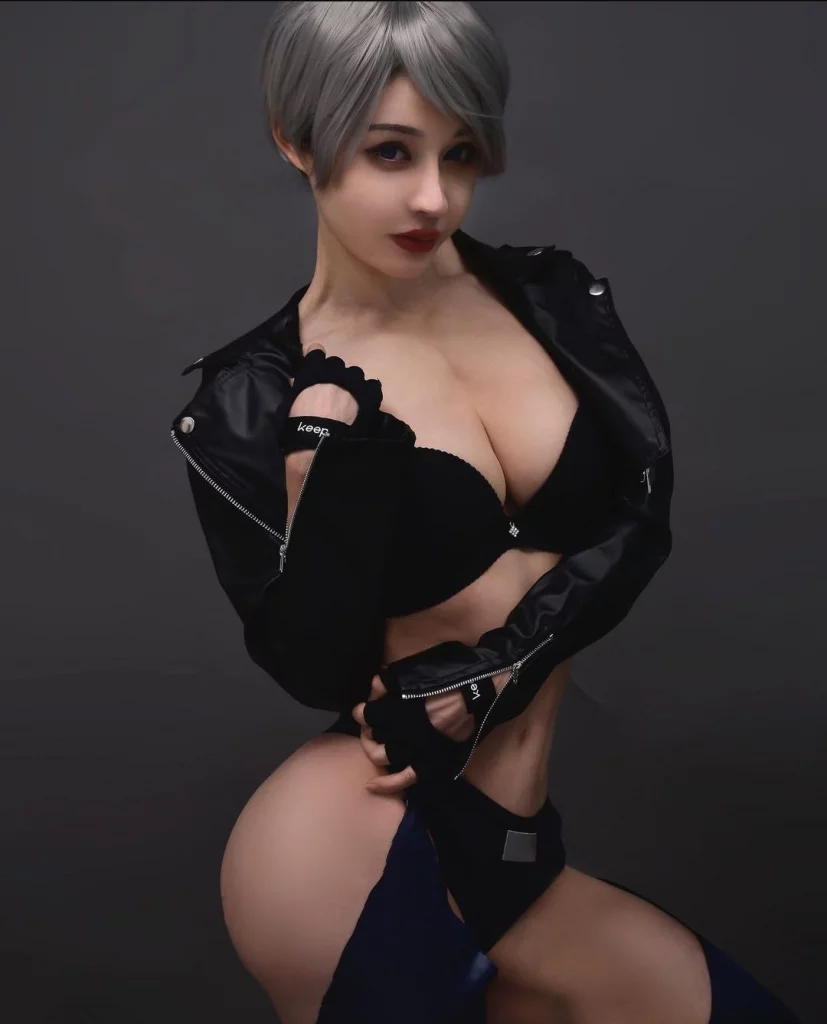 Откровенный косплей оперативницы NESTS - Angel из файтингов The King of Fighters от Yuan Herong