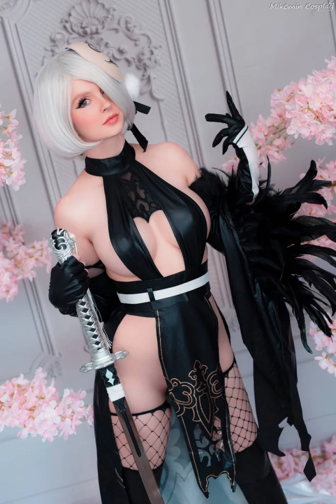 Сексуальный косплей 2B Shinobi из NieR: Automata от Mikomin