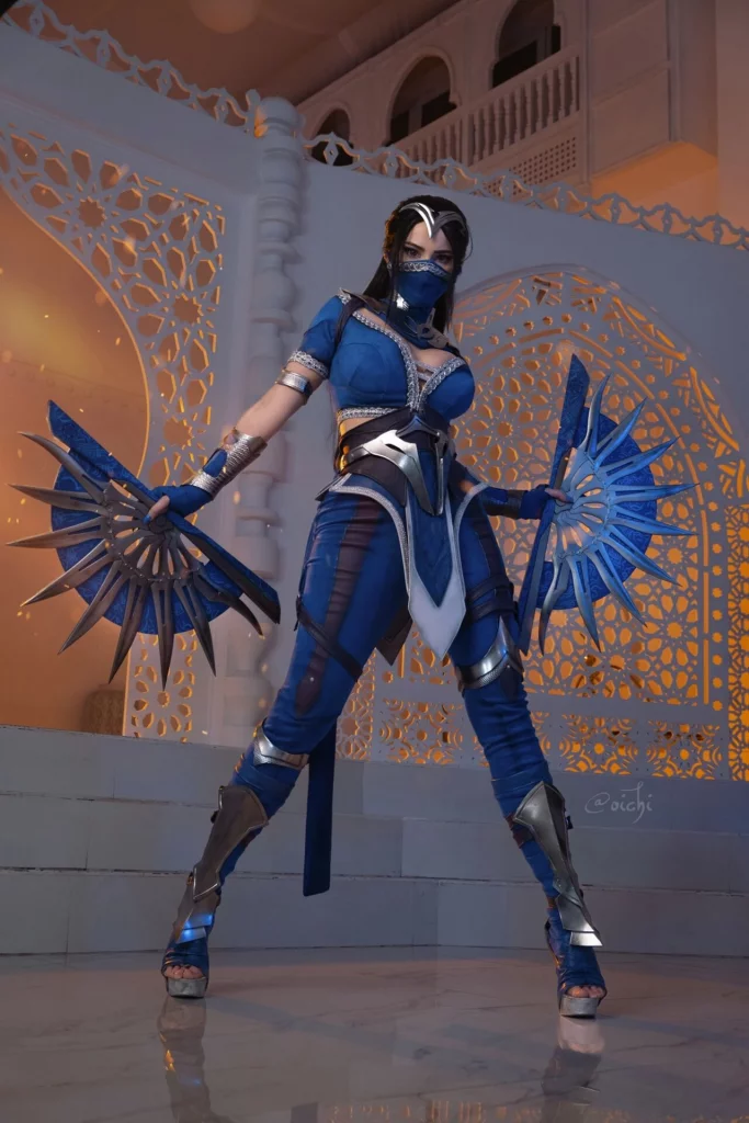 Сексуальный косплей принцессы Kitana из игр серии Mortal Kombat от Oichi Chan