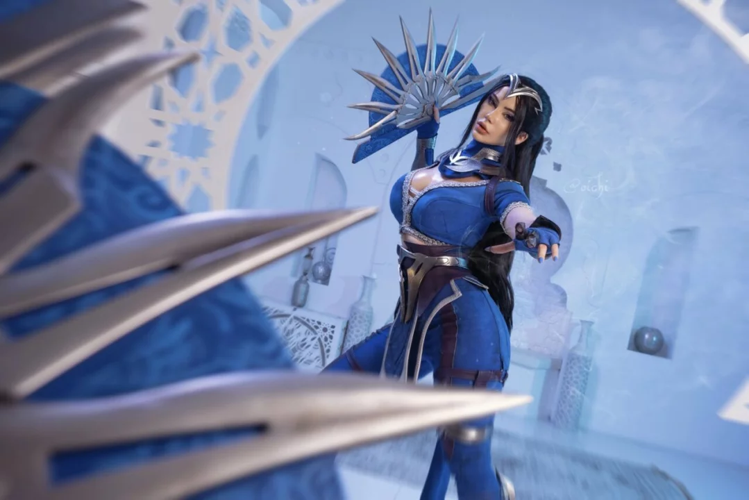 Косплей принцессы Kitana из игр серии Mortal Kombat от Oichi Chan