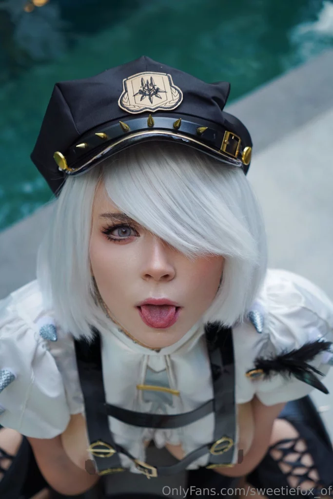 Косплей 2B в форме пошлой полицейской из игры NieR Automata от Sweetie Fox