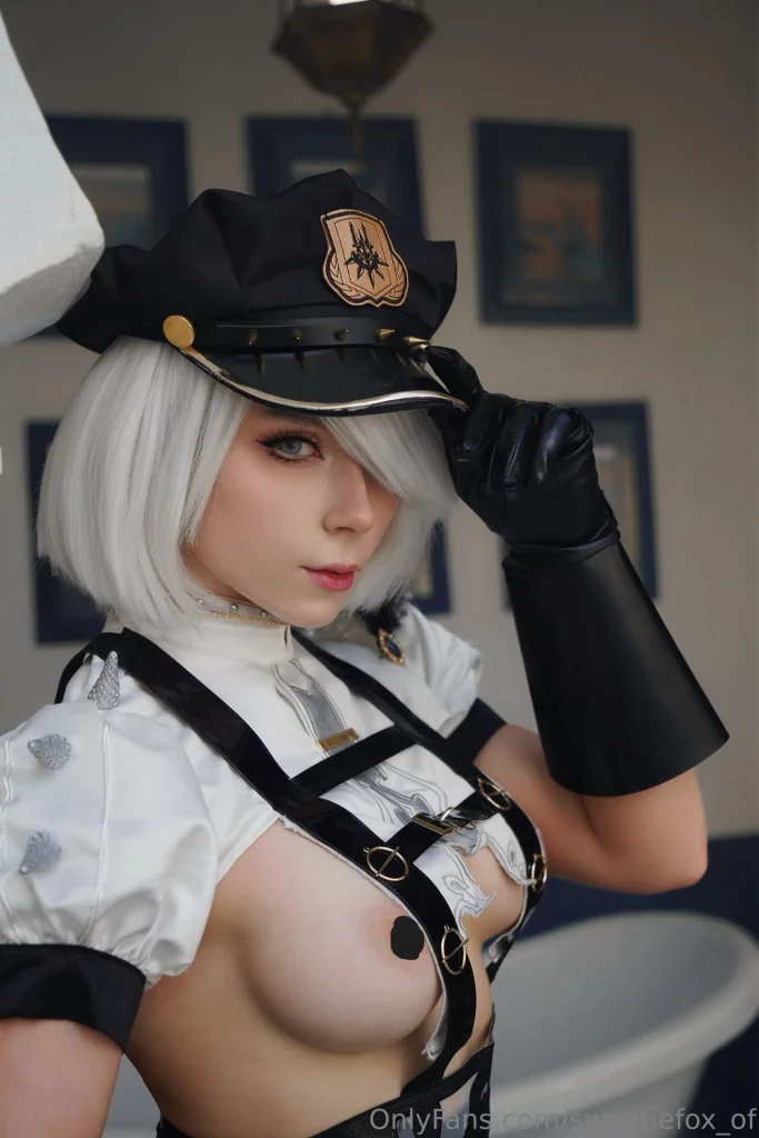 Косплей 2B в форме пошлой полицейской из игры NieR Automata от Sweetie Fox