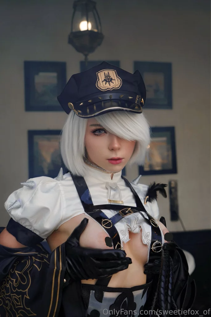 Косплей 2B в форме пошлой полицейской из игры NieR Automata от Sweetie Fox