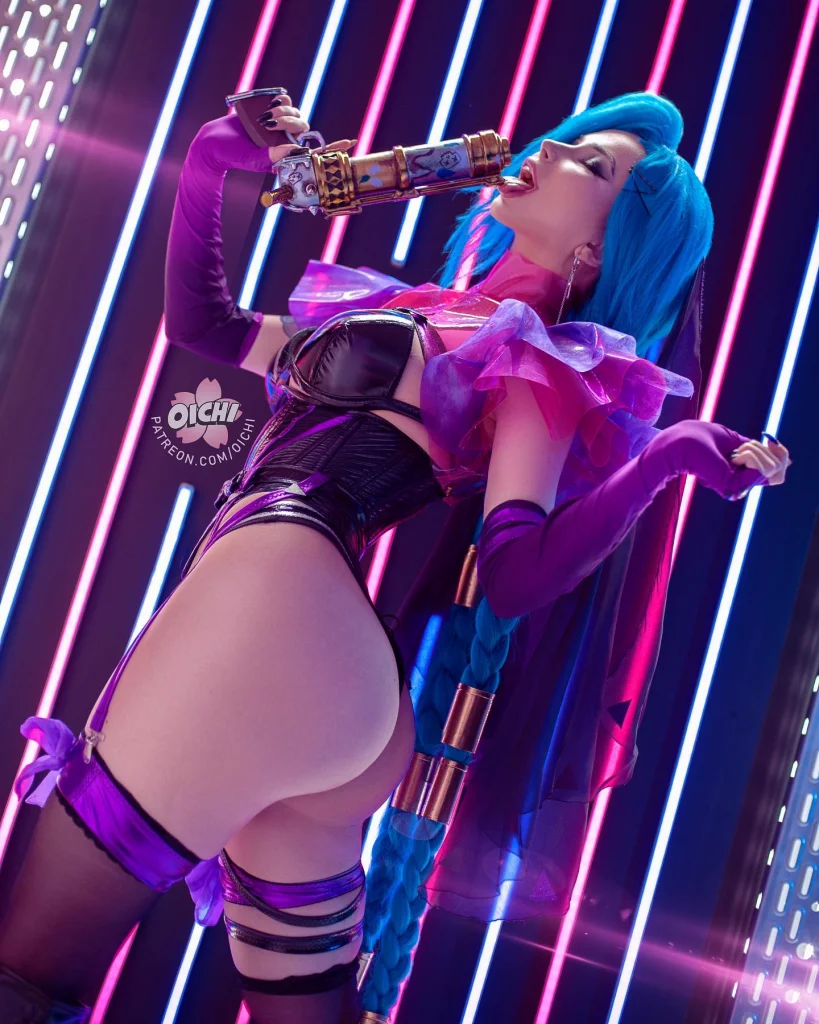 Возбуждающий косплей Jinx в откровенном киберпанковом наряде из League of Legends от Oichi Chan