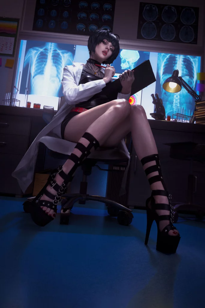 Возбуждающий косплей врача из переулка Tae Takemi без одежды из Persona 5 от Xenon
