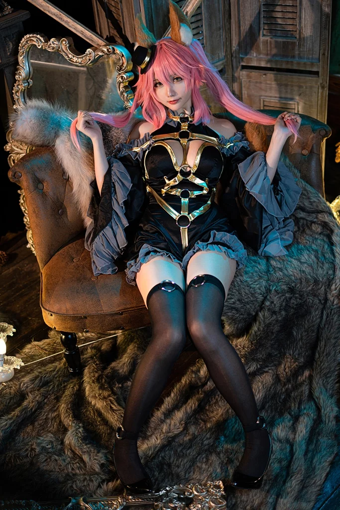 Косплей экстравагантной мико-шаманки Tamamo из Fate/Grand Order от Hoshilily