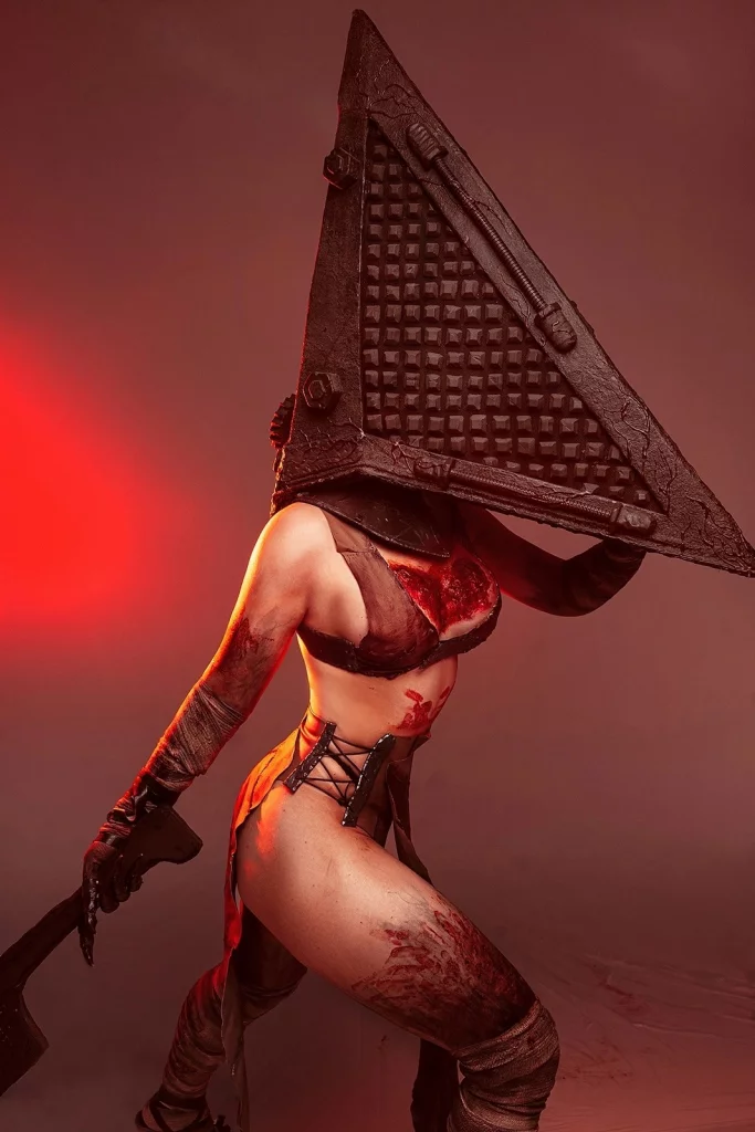 Эротический косплей фем-версии Pyramid Head из серии игр Silent Hill от Liz Joestar