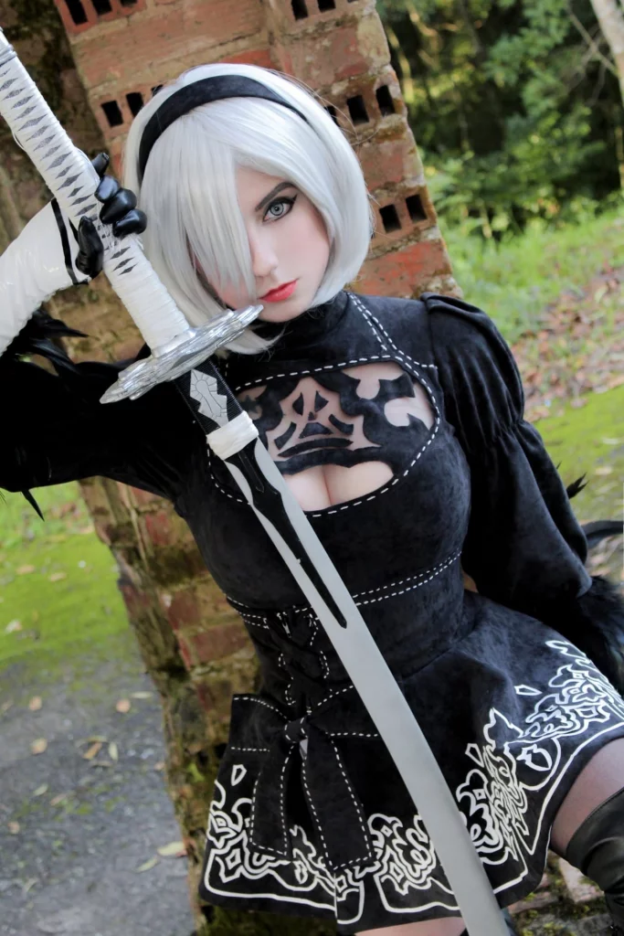 Горячий косплей 2B из NieR: Automata от Giu Hellsing