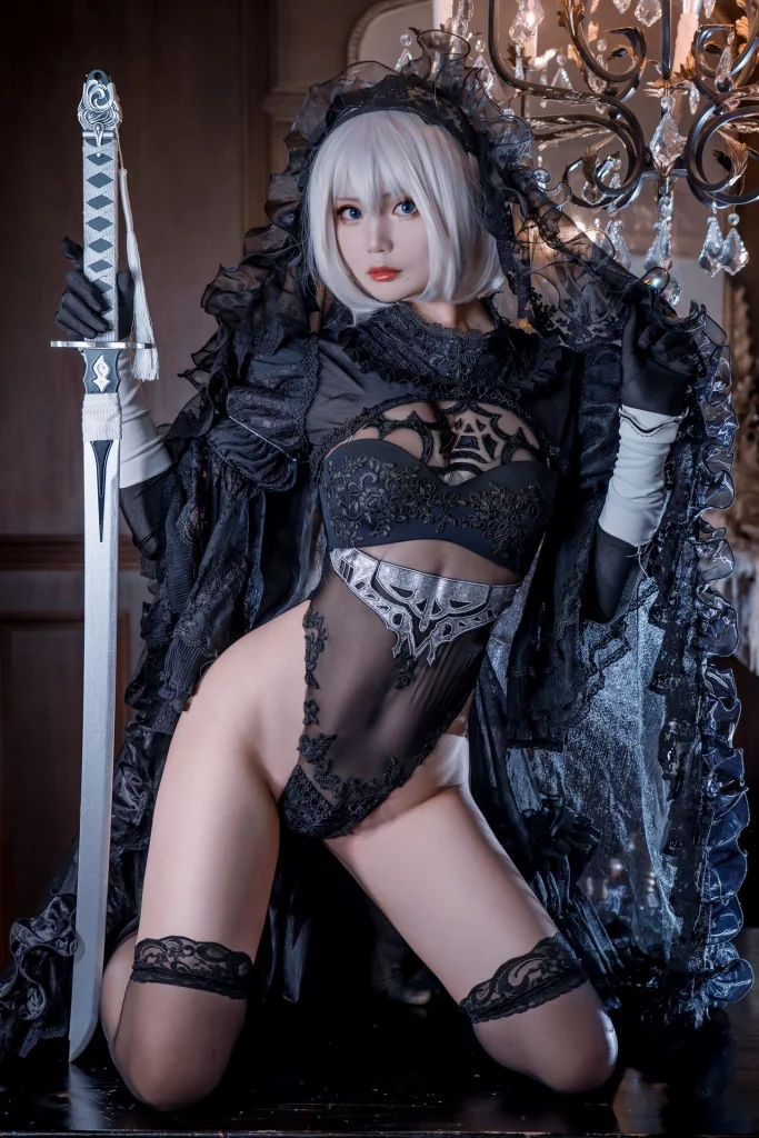 Горячий косплей 2B в чёрном и белом свадебном платье из NieR: Automata от Yuki Neko