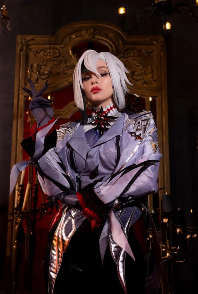 Откровенный косплей Arlecchino также известной как The Knave из Genshin Impact от Shadory